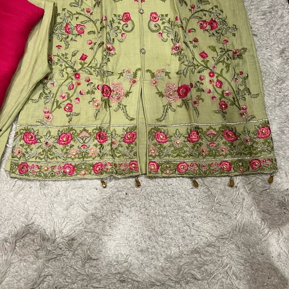 Beautiful green and pink Kurta set with detailed hand work embroidery - Picture 4 of 4